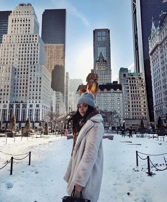 woman in new york winter outfits